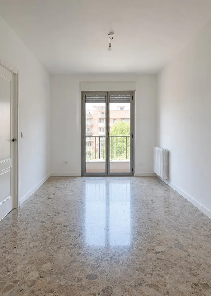 La misma habitación con paredes lisas recién pintadas en blanco