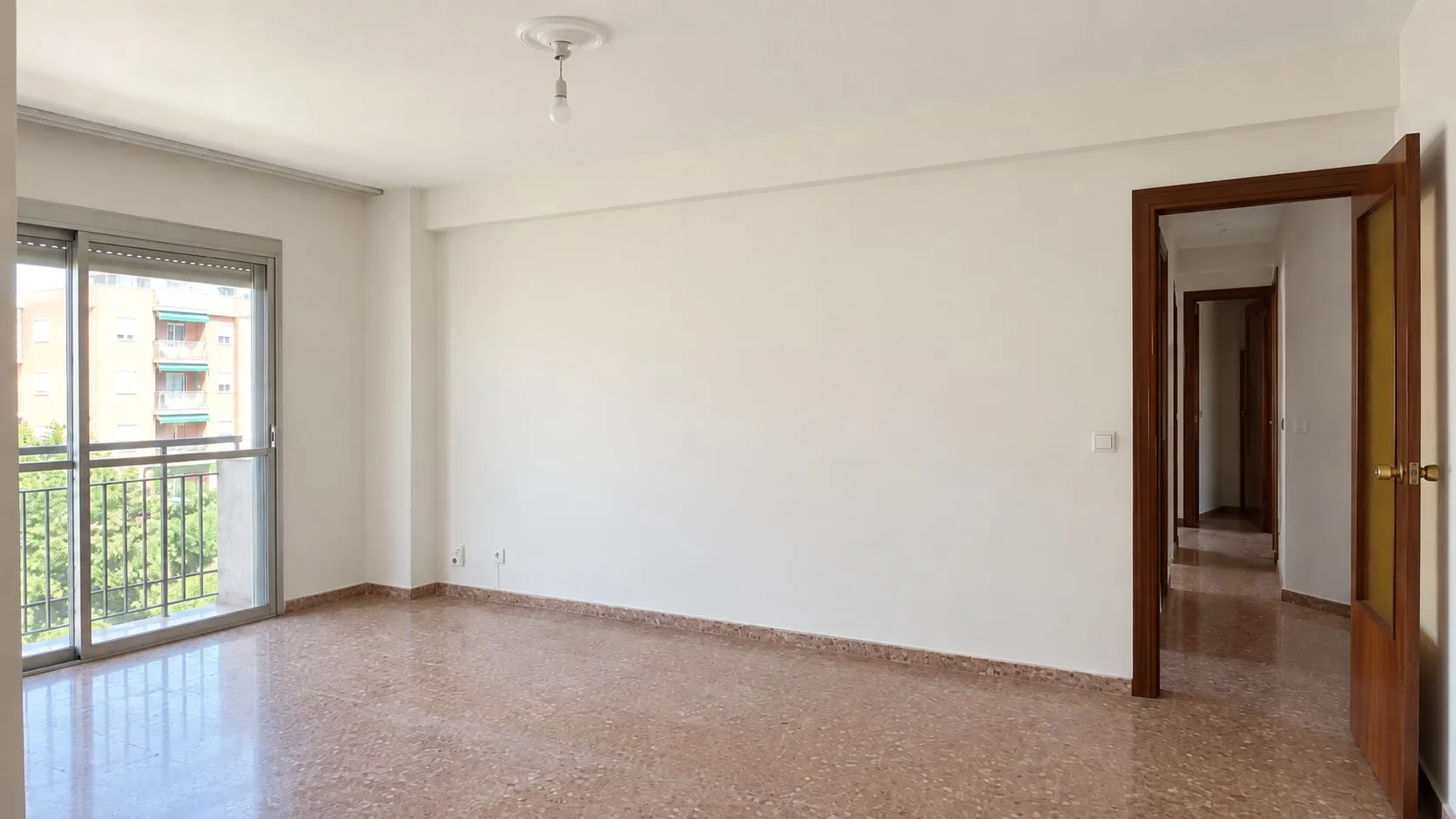 El mismo salón con las paredes saneadas y pintadas en blanco