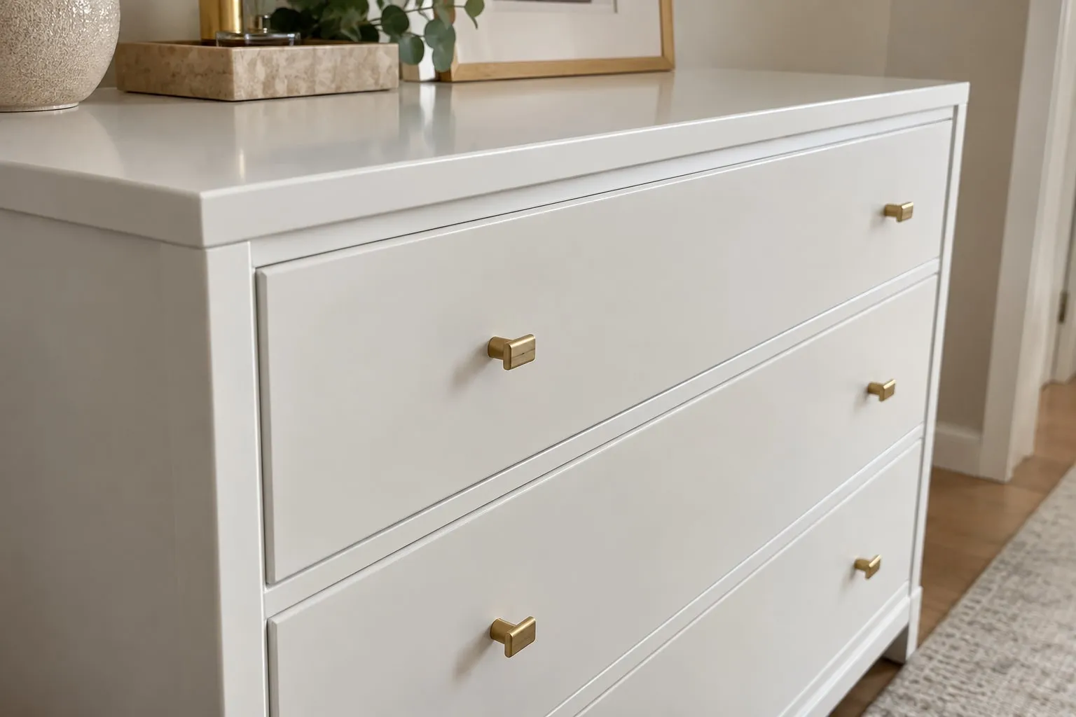 Cómoda lacada en blanco satinado con tiradores dorados